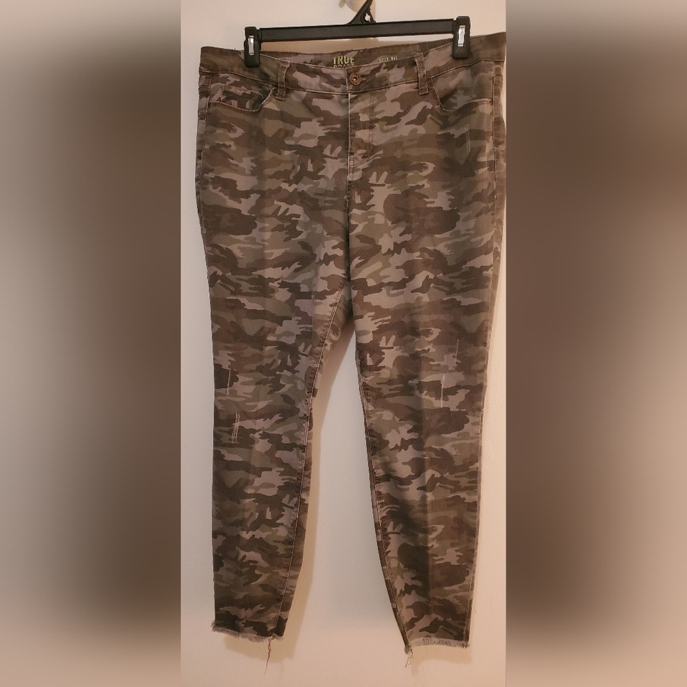 Women's Distressed‎ Camouflage Cargo Pants